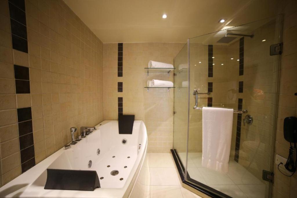 Park Lane Hotel Лахор Екстериор снимка